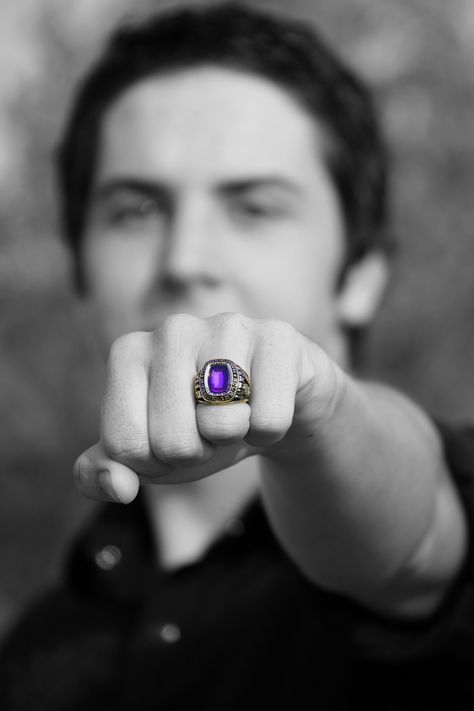 Senior Boy - Class Ring - Karla's Idea, my photo and editing Senior Ring, Boy Senior Portraits, Senior Pictures Boy Poses, Senior Pictures Music, Senior Picture Props, Senior Pictures Downtown, Senior Picture Makeup, Senior Photos Boys, Senior Boy Photography