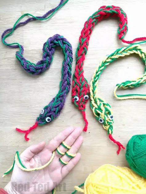 Finger Knitting Snakes - Red Ted Art - Kids Crafts Finger Knitting Projects, Yarn Craft, Knitting Instructions, Finger Knitting, Crafts Easy, Yarn Knitting, Camping Crafts, Camping Art, Childrens Crafts