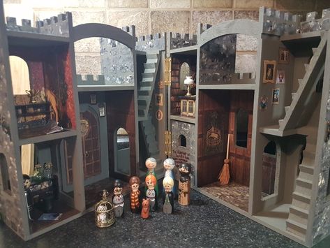 Dollhouse Castle Diy, Diy Hogwarts Castle, Hogwarts Dollhouse Diy, Diy Doll Castle, Doll House Castle, Hogwarts Dollhouse, Peg Doll Castle, Harry Potter House Decor, Painted Wooden Castle