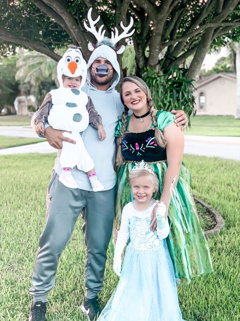 Family Of 4 Frozen Halloween Costumes, Elsa Family Halloween Costume, Elsa Anna Costume, Frozen Family Halloween Costumes, Frozen Halloween Costumes Family, Frozen Family Costumes, Anna Costume Diy, Family Halloween Costumes For 4, Family Of 4 Halloween Costumes