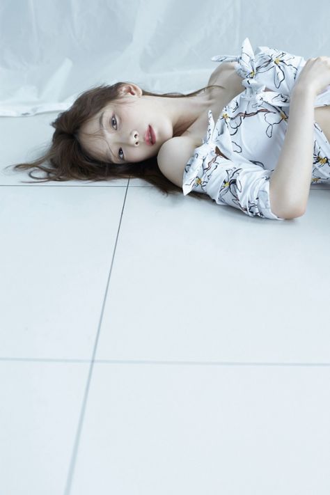 Taeyeon is pure in white for more 'Something New' teaser images Kim Tae Yeon, Girls' Generation, Snsd Taeyeon, Model Poses, Kpop Girl Groups, Girls Generation, K Idols, Korean Singer, Korean Girl