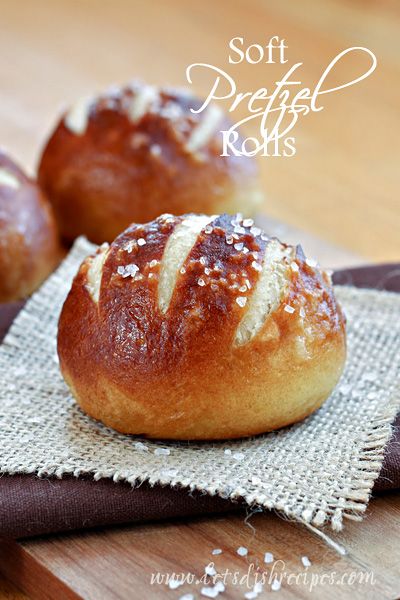 Oh my goodness friends! These Soft Pretzel Rolls are amazing and totally worth your time and effort in the kitchen. They have a chewy, golden outer crust and a soft center, just like a soft pretzel... Pretzel Roll Recipe, Pretzel Bread, Pretzel Rolls, Pretzel Bun, Pane Dolce, Homemade Breads, Soft Pretzel, Breakfast Bread, Bun Recipe