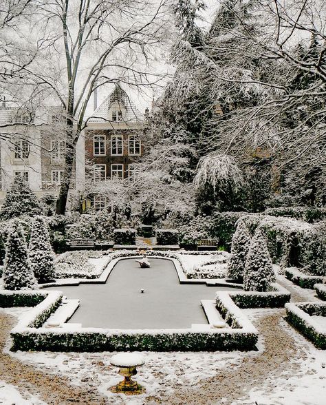 Museum Geelvinck Hinlopen Huis, Amsterdam, Netherlands (by campra) Yard Landscape, Winter Szenen, Formal Garden, Covered Garden, Formal Gardens, Winter Beauty, Snow Scenes, Winter Wonder, Modern Country