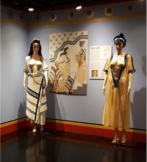 Minoan Art, Nature Outfits, Aged Clothing, Helen Of Troy, Female Warriors, 15 April, Fantasy Costumes, Bronze Age, Historical Dresses