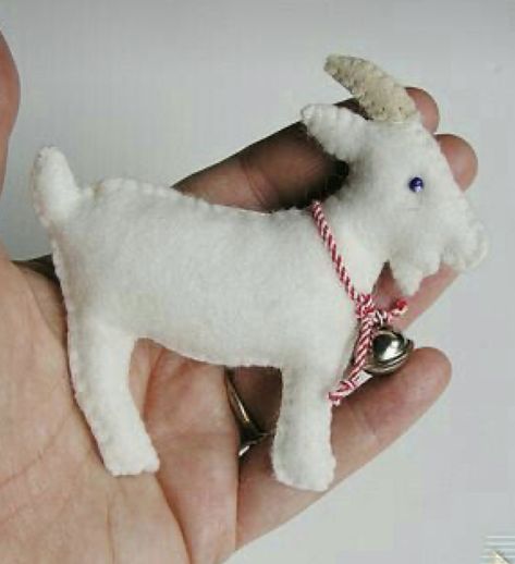 Felt Goat, Goat Ornament, Felt Brooches, Felt Ornaments Patterns, Christmas Felt, Diy Felt, Wool Projects, Felt Patterns, Sewing Stitches