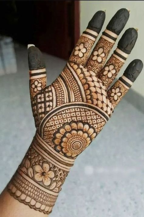 Eid Henna Designs Simple For Kids Henna Designs Pretty, Henna Designs Palm, Beautiful Simple Mehndi Design, Front Mehndi Design, Simple Mehendi Designs, Simple Arabic Mehndi Designs, Modern Henna, Mehndi Designs For Kids, Simple Mehndi Designs Fingers