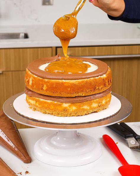 This caramel filling is thick, buttery, and perfect for any dessert! It sets firmly enough to fill cakes, cupcakes, macarons & cookies! Thick Caramel Sauce Recipe, Caramel Filling Recipe, Caramel Cake Filling, 3 Ingredients Cookies, Buttery Recipes, Twix Cake, Salted Caramel Filling, Shortbread Cake, Salted Caramel Cake