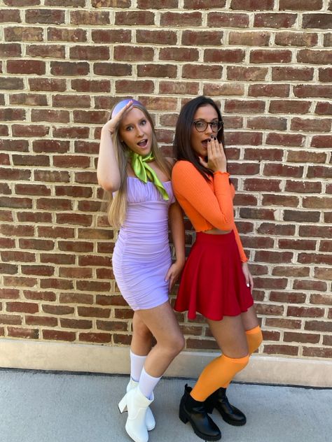 Velma And Daphne Costume, Halloween Bff, Scooby Doo Halloween Costumes, Velma Daphne, 2 Besties, Velma Costume, Scooby Doo Costumes, Daphne Scooby Doo Costume, Scooby Doo Halloween