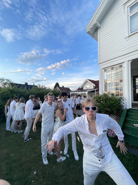 18th White Party, All White Theme Party Outfit, Birthday Party White Theme, White Party Theme Outfit, Hampton Party Theme, Hamptons White Party Aesthetic, Hampton White Party, All White Party Aesthetic, White 18th Birthday Party