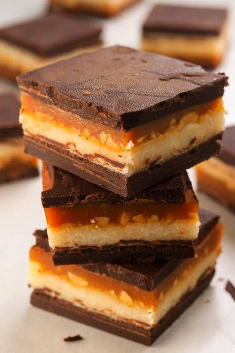 BEST Keto Candy! Low Carb Keto Snickers Candy Bars Idea – Quick & Easy Ketogenic Diet Recipe – Completely Keto Friendly – Gluten Free – Sugar Free Keto Snickers, Candy Bar Recipe, Low Carb Candy, Snickers Candy Bar, Snickers Candy, Keto Bars, Chocolate And Caramel, Postre Keto, Keto Candy