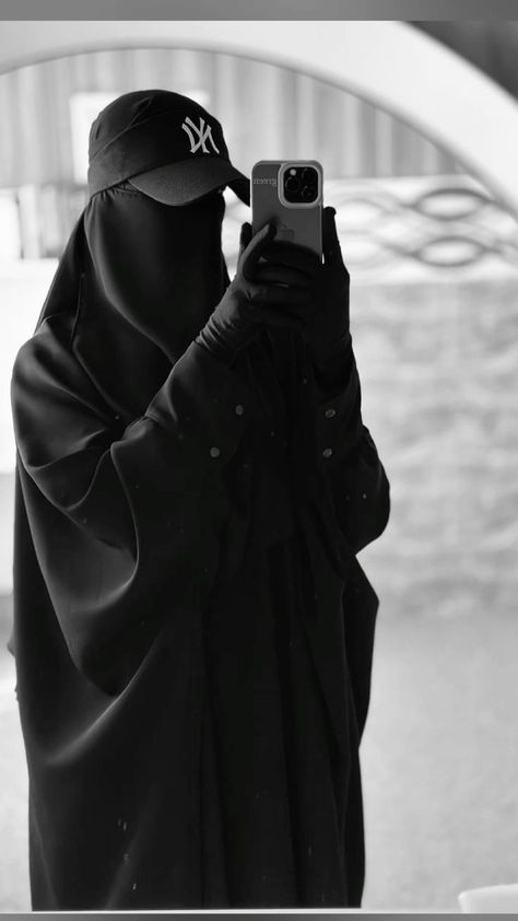 Niqab Aesthetic, Niqabi Girl, Islamic Modest Fashion, Muslim Photos, Mens Aesthetic, Muslimah Photography, Abaya Black, Fancy Suit, Couple Pics For Dp