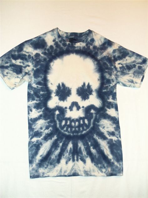 Bleach Spray Shirt, Tye Dye Clothes, Skull Tie Dye, How To Fold Jeans, Tie Dye Folding Techniques, Skull Template, Tie Dye Shirts Patterns, Bleach Hoodie, Diy Tie Dye Designs