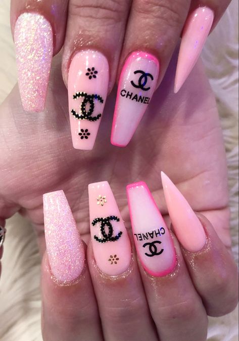 Chanel Nail Art, Chanel Nails Design, Gucci Nails, Chanel Nails, Designer Nails, Sassy Nails, Ombre Acrylic Nails, Nails Design With Rhinestones, Simple Acrylic Nails