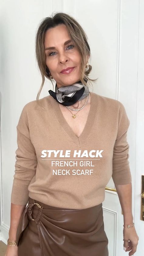 French Scarf Style, Neck Scarf Outfit, Silk Scarf Outfit, Scarf Outfit Winter, Scarf Outfits, Scarf Wearing, Scarf Wearing Styles, Scarf Looks, Scarf Styling