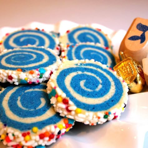 Who's up for a holiday/ Chanukah cookie exchange featuring these Dizzy Dreidel inspired Hanukkah Pinwheel Cookies? Fun to make AND eat! Xylitol Recipes, Hannukah Cookies, Pinwheel Cookies Recipe, Hannukah Recipes, Hanukkah Treats, Hanukkah Cookies, Hanukkah Desserts, Hanukkah Ideas, Jewish Holiday Recipes