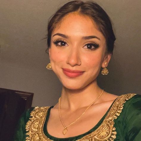 Makeup With Green Dress, Makeup With Green, Eid Makeup Look, Green Dress Makeup, Eid Makeup, Pakistani Makeup, Bollywood Makeup, Indian Eyes, Girl With Green Eyes