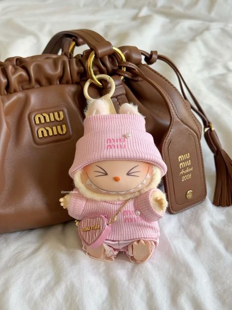 Labubu Bag Aesthetic, Labubu Keychain Bag, Labubu Aesthetic, Baguette Bag Aesthetic, Labubu Outfits, Trinkets Aesthetic, Wallpaper Ios16, Keychains Plush, Labubu Clothes