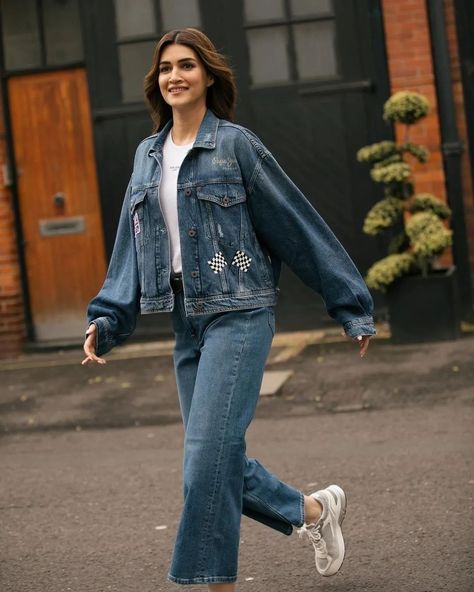 Kriti Sanon Outfits, Handmade Fabric Bags, Celebrity Casual Outfits, Kriti Sanon, Best Friends Funny, Bollywood Style, Quick Outfits, Beautiful Smile Women, Bollywood Celebrities