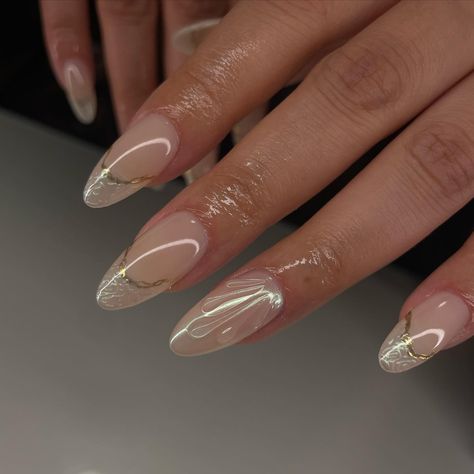 These are so pearly🥰😍 Ib: @traciethetech #nails #nailtech #gelx #gelxnails #seashellnails #chromenails #summer #nailsnailsnails #nailart #naildesign #nailaddict #nailporn #nailinspo #vancouver Pearly Nails, Seashell Nails, Inspiration Nails, Gold Nail Designs, French Tip Acrylic Nails, Painted Ladies, Casual Nails, Work Nails, Mermaid Nails