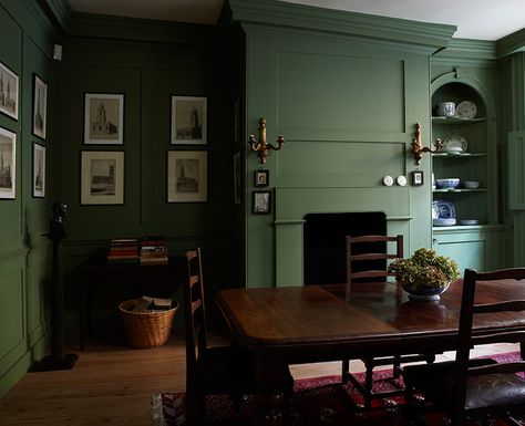 No.34 is used for this elegant Georgian Dining Room (1714 – 1830). The Georgian era is often referred to as The Age of Elegance. The most important element in Georgian Interiors is perfect proportion alongside carefully balanced colours. Georgian rooms typically included several decorative features such as plaster and stuccowork, elaborate doorways, panelling, gilding or… Calke Green, Breakfast Room Green, Farrow Bal, Purbeck Stone, Georgian Interiors, Green Dining Room, Traditional Dining Rooms, Farrow And Ball Paint, Green Paint Colors