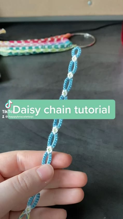 Diasy Chain Bracelet, Fun Crafts To Do For Adults, How To Do Daisy Chain Bracelet, Water Bottle Friendship Bracelet, Quick Bracelet Patterns, Daisy Bracelet Tutorial Thread, Daisy Chain Friendship Bracelet Tutorial, Cool Ways To Make Bracelets, Flower Friendship Bracelet Tutorial