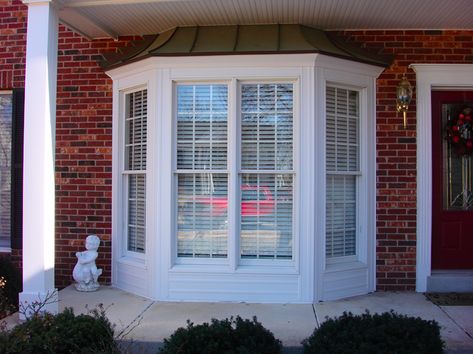 Front Porch With Bay Window, Bay Window Exterior Ideas, Bay Window Ideas Exterior, Bay Window Seating Kitchen, Pop Out Window, Bay Window Exterior, Lake House Master, Window Remodel, Bay Window Living Room