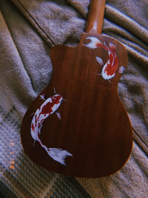 Hand Painted Acoustic Guitar, Paint Guitar Ideas, Guitar Artwork Drawings, Art On Guitar Ideas, Paintings On Guitars, Guitar Design Ideas Art, Drawing On Guitar Ideas, Acoustic Guitar Painting Ideas, Painted Guitar Ideas