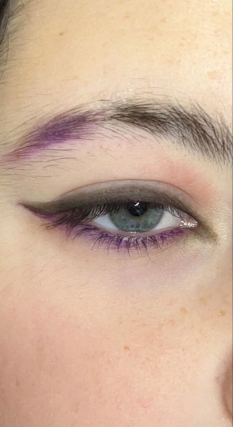 Purple Under Eyeliner, Purple Eyebrows Makeup, Purple And White Eyeliner, Colored Eyeliner Ideas, Purple Makeup Ideas Simple, Purple Eye Makeup Simple, Simple Purple Makeup Looks, Purple Grunge Makeup, Simple Purple Eyeshadow Looks