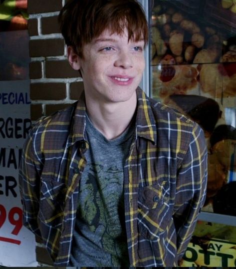 Season 1,Shameless Ian Gallagher Season 1, Shameless Season 1, Carl Shameless, Shameless Season, Shameless Mickey And Ian, Shameless Characters, Lip Gallagher, Ian Gallagher, Ian Shameless