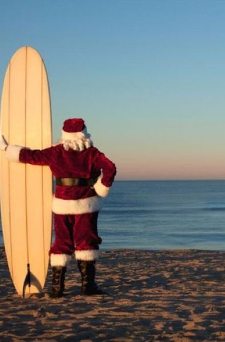 Santa On The Beach Pictures, Christmas On Beach, Santa On Vacation, Christmas Card Beach Photo Ideas, Beach Christmas Aesthetic, Card Natal, Surfer Christmas, Santa At The Beach, Beach Christmas Pictures