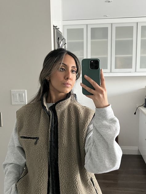 Sherpa Fleece Vest Outfit, Sleeveless Fleece Jacket Outfit, Sherpa Gilet Outfit, Oversized Fleece Vest Outfit, Fleece Gilet Outfit Women, Zip Vest Outfits, Brown Fleece Vest Outfit, Fleece Vest Outfit Aesthetic, Zipper Vest Outfits