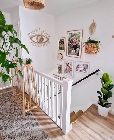 #BEAUTY ,#REALATIONSHIPS #Fashion #Outfits #Winter Outfits #Animals Alternative To White Walls, Boho Staircase Decor, Townhouse Staircase Ideas, Boho Stairway Decor, Decoration Cage Escalier, Closed Staircase Ideas, Top Of Stairs Decor, Above Stairs Decor, Gallery Wall Ideas Stairs