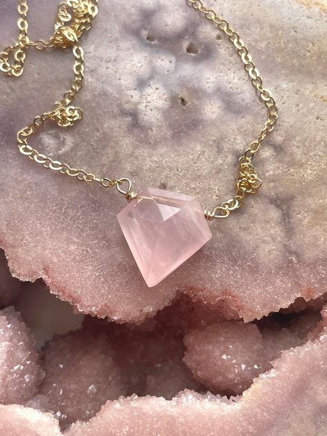 Raw Rose Quartz Necklace, Rose Quartz Pendant Necklace, Rose Quartz Necklace Pendants, Quartz Pendant Necklace, Rose Quartz Jewelry, Raw Crystal Jewelry, Raw Rose Quartz, Healing Necklace, Rose Quartz Pendant