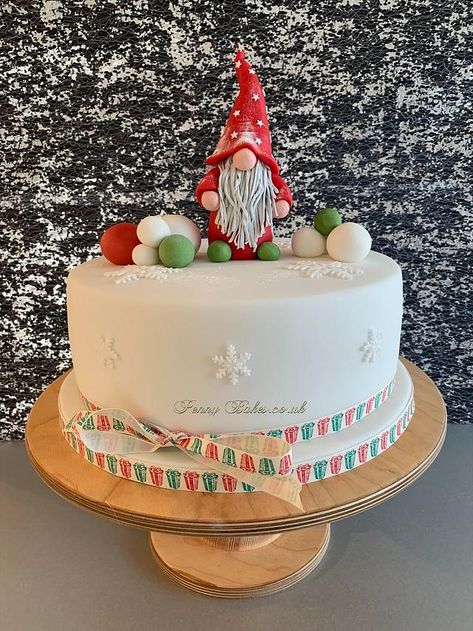 Gnome Christmas Cake Ideas, Gnome Christmas Cake, Gonk Christmas Cake, Gnome Cake, Christmas Cake Ideas, Clay Gnomes, Chocolate Biscuit Cake, Winter Baking, Fruit Wedding