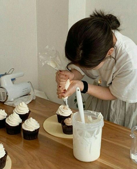 People Baking Aesthetic, Baking Lifestyle Photography, Baking Outfit Aesthetic, Girl Cooking Aesthetic, Aesthetic Baking Photos, Cooking Aesthetic Girl, Hobbies Pictures, Faceless Girl Aesthetic, Faceless Pics