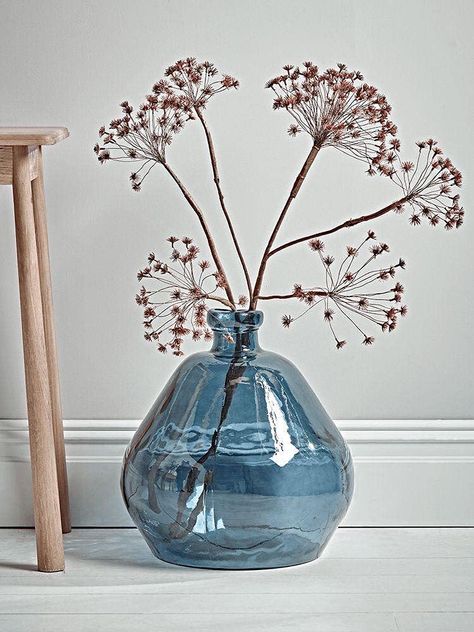 this vase tho 😱 #decorinspo #kitchendecor #interiordesigner #livingroomdecoration #interiorandhome #livingroomdesign #homedeco #homeinspiration #decor #homestyle #urbanjungle #urbanjunglebloggers #urbanjungleblog #urbanjungleblogger #plantaholics #vase #bluevase #flowervase #ad #blownglass #glass #glassvase Tafel Decor, Blown Glass Vase, Outdoor Christmas Lights, Festoon Lighting, Deco Floral, Artificial Flower Arrangements, Blue Vase, Floor Vase, Faux Flowers