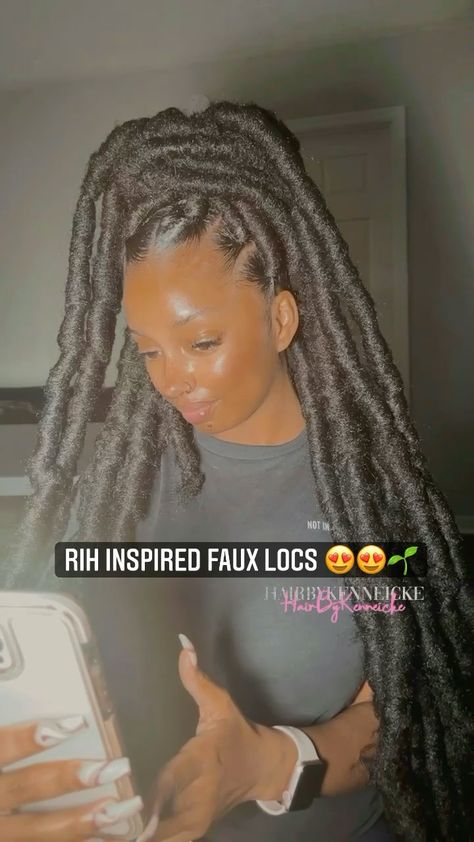 Faux Locs 2023, Rihanna Locs Style, Riri Locs Hairstyle, Riri Locs, Big Faux Locs, Long Faux Locs Hairstyles, Rihanna Locs, Styling Faux Locs, Rihanna Faux Locs