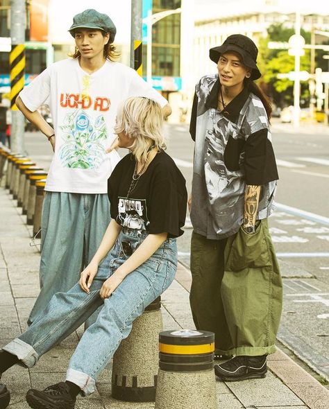 Japanese Summer Streetwear, 2000s Guys, Japan 90s Fashion, Asian Streetwear Fashion, Streetwear Asian, Guys Outfits, Japanese Street Fashion Men, 2000s Men, Japanese Mens Fashion