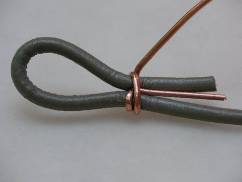 Wire-wrapping a round leather cord loop closure  #handmade #jewelry Wire Tutorials, Bijoux Fil Aluminium, Jewelry Techniques, Round Leather, Jewelry Making Tutorials, Diy Schmuck, Jewelry Tools, Beads And Wire, Jewelry Creation