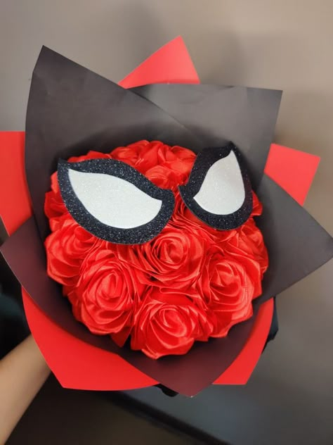 Lindo ramo de 12 rosas eternas con temática de spiderman #rosaseternas Paper Flower Bouquet Diy, Holding A Bouquet Of Flowers, Ribbon Rose Bouquets, Man Bouquet, Ribbon Flowers Bouquet, Forever Flower, Spiderman Gifts, Holding A Bouquet, Diy Bouquet Wrap