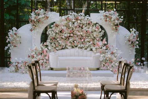 #wedding  #wedding #bohostyle #weddingideas  #gardenwedding #weddingplanningtips #decoration #eventinspiration #bride #groom #rumahdusun #aisle Malay Wedding Pelamin Rustic, Malay Wedding Pelamin, Nikah Ideas, Wedding Pelamin, Melayu Wedding, Pelamin Nikah, Dekorasi Wedding, Asian Wedding Decor, Nikah Decor