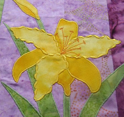 Sample of decorative stitch used for applique @ The Crafty Quilter Machine Applique Tutorials, Free Applique Patterns, Applique Stitches, Applique Tutorial, Flower Quilts, Applique Templates, Reverse Applique, Applique Quilting, Hand Embroidery Tutorial