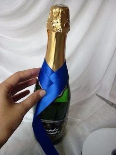 Aprende cómo decorar botellas de vino con listones paso a paso ~ Mimundomanual Bottle Gift Wrapping, Wrapped Wine Bottles, Wedding Wine Bottles, Wedding Wine Glasses, Decorated Wine Glasses, Wedding Bottles, Wine Bottle Diy Crafts, Diy Bottle Crafts, Green Converse