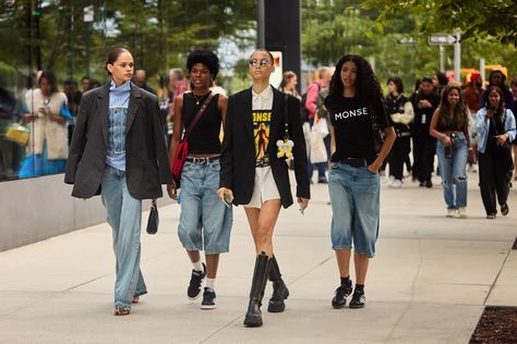 NYFW Street Style Spring 2025: The Best Street Style Looks - FASHION Magazine Sneaker Trend, New York Fashion Week Street Style, New York Street Style, Find Style, Nyfw Street Style, Paris Fashion Week Street Style, Trends 2025, Mens Fashion Urban, Fashion Minimalist