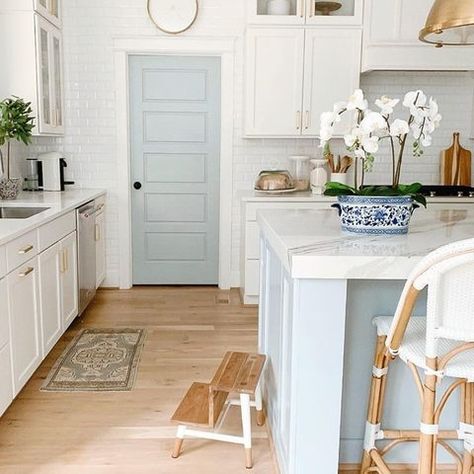 Serena & Lily (@serenaandlily) • Instagram photos and videos Chrissy Marie, Coastal Kitchen Design, Stylish Interior Design, Kitchen Counter Decor, Coastal Kitchen, Southern Home, Kitchen Inspo, House Flooring, House Inspo