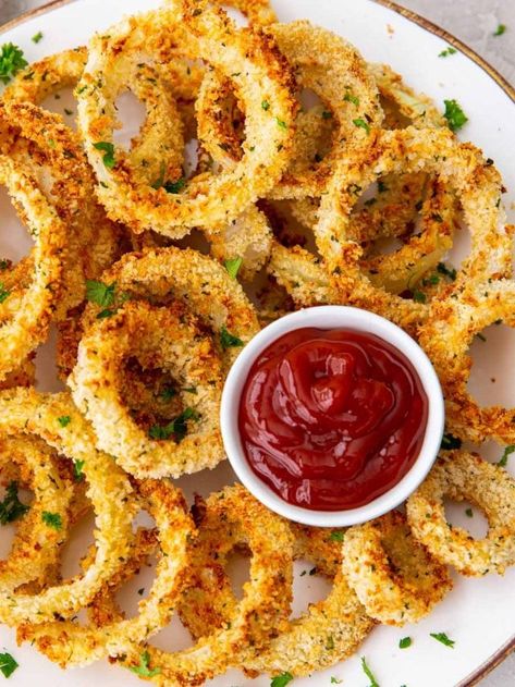 Air Fryer Onion Rings, Baked Onion Rings, Creamy Chipotle Sauce, Onion Rings Recipe, Baked Onions, Crispy Onions, Onion Recipes, Favorite Appetizers, Fried Onions