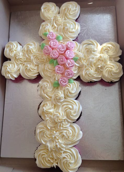 Cross Cupcake Cake...these are the BEST Pull-Apart Cake Ideas! Great for christenings or at Easter! Baptism Cupcakes, Cupcakes Design, Cross Cakes, Pull Apart Cupcake Cake, Pull Apart Cake, Pull Apart Cupcakes, Communion Cakes, Cupcake Designs, Easter Cupcakes