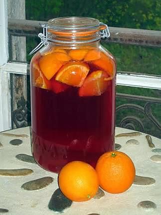 La meilleure recette de VIN D'ORANGES - Apéritif maison! L'essayer, c'est l'adopter! 5.0/5 (9 votes), 5 Commentaires. Ingrédients: 3 bouteilles de vin rosé,1/2 bouteille de vodka ( ou eau de vie),1 kg de sucre ( on peut mettre moins!),3 belles oranges pas traitées ou de préférence bio,2 petits batons de canelle Aperitif Drinks, Homemade Liquor, Orange Wine, Wine House, Whiskey Cocktails, Juice Drinks, Snacks Für Party, Orange Recipes, Non Alcoholic Drinks