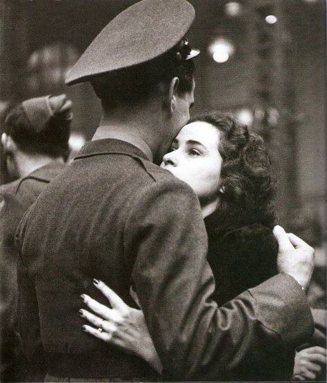 One last hug... Klasik Hollywood, Long Goodbye, White Poppies, The Long Goodbye, Old Fashioned Love, Crafts Origami, Alfred Eisenstaedt, Vintage Couples, She Is Fierce