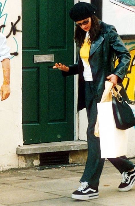 Julia Roberts in the movie Notting Hill. Julia Roberts Style, 90s Inspired Outfits, Outfits 90s, Movies Outfit, 90s Outfit, Matcha Slim, Notting Hill, Julia Roberts, The Maker